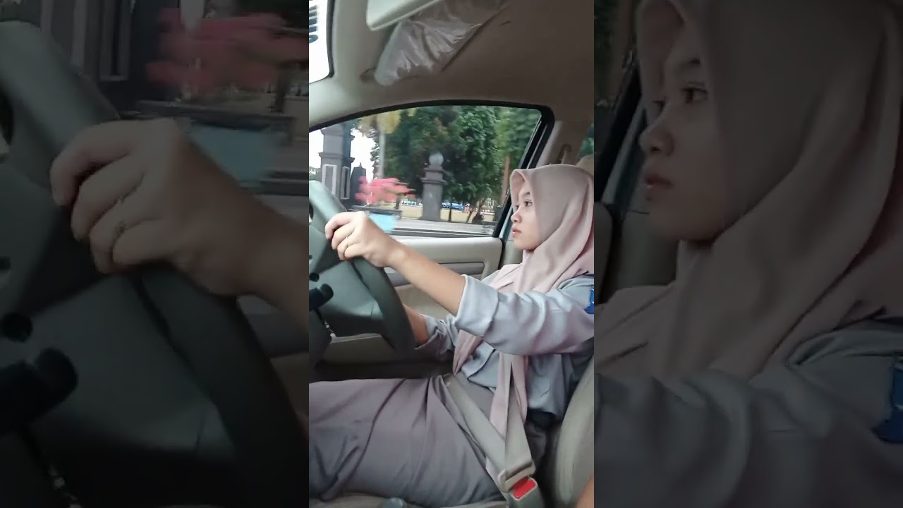 Si Cantik Lagi Setir Mobil 