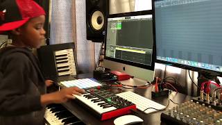 DJ Arch Jnr Creating a Hip Hop Beat In 4 Minutes Using Logic Pro (7yrs old)