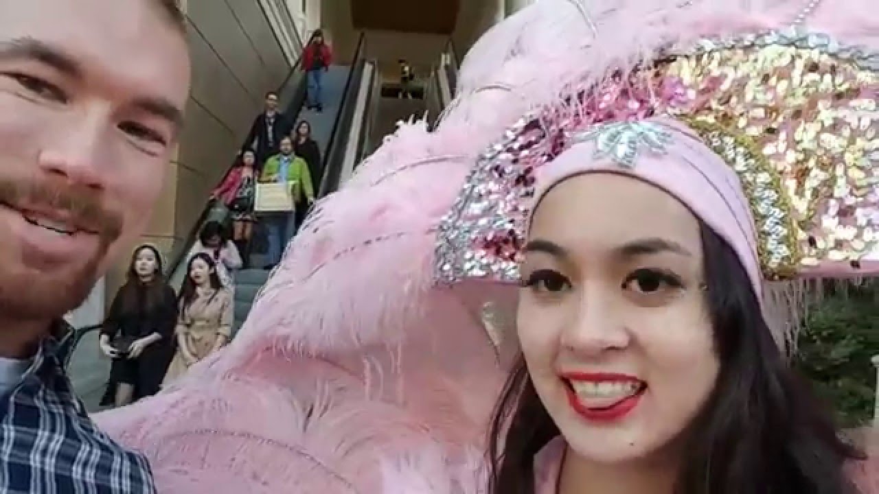 Las Vegas Street Performers: Vegas Showgirl Michelle