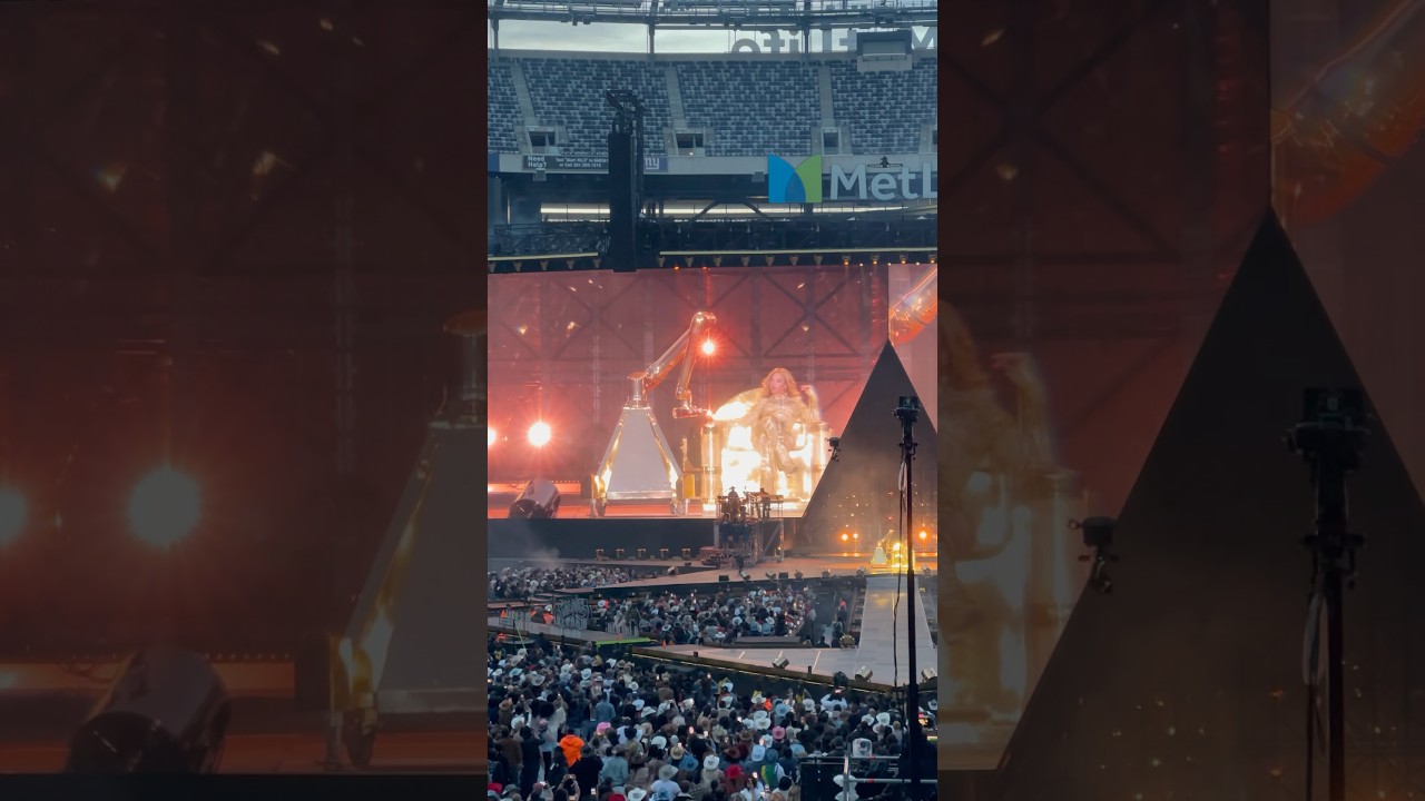 Beyonce with the robot - COWBOY CARTER TOUR 