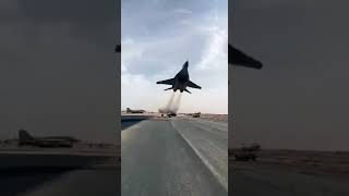 مشهد يحبس الأنفاس ..مناورة لطيار من القوات الجوية الجزائرية..