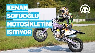 Kenan Sofuoğlu motosikletini ısıtıyor