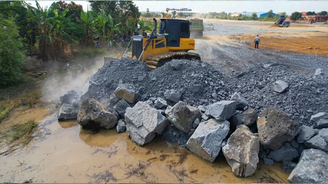 dozer SHANTUI C3 Push Stone And  Truck DONGFENG 25.5Ton​ Unloading Stone Filling Lake