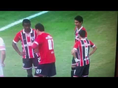Ganso ajeita e Ceni toma a bola. Ganso sorri irôni