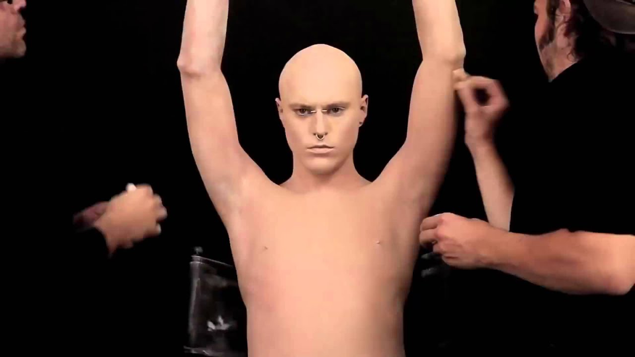 L'uomo più tatuato del mondo, lo direste mai?