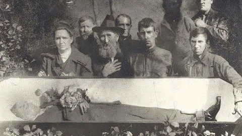 Devil Anse Hatfield's last stop - Cemetery - famil...