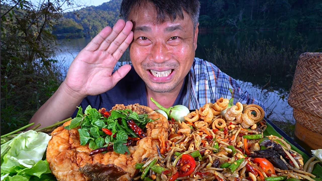 Fried fish with flour and spicy young mango pickles