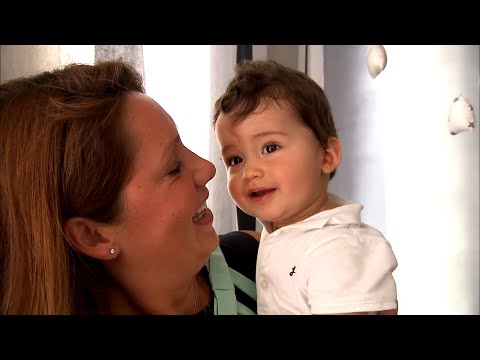 Vidéo: Une nounou est-elle la meilleure des garderies pour votre bébé?