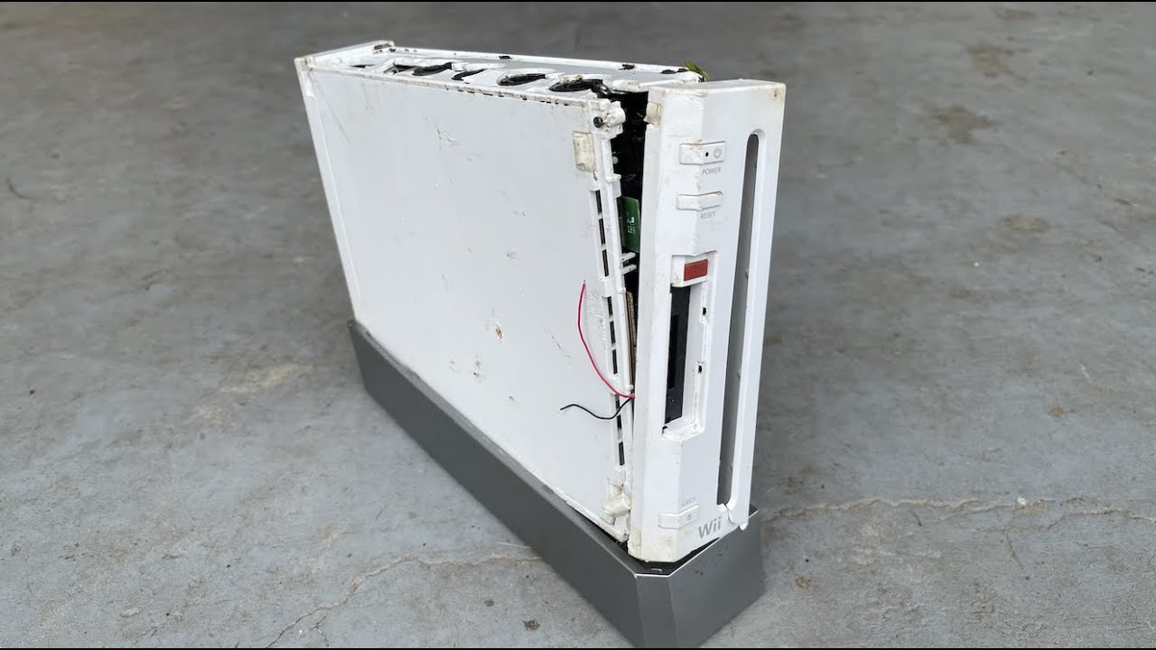 Smashing A Nintendo Wii (Durability Test) - YouTube