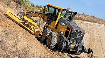 Amazing Extreme Motor Grader Operator Trimming Slope Skills