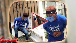 El Seguridad Y El Cagon En El Cementerio