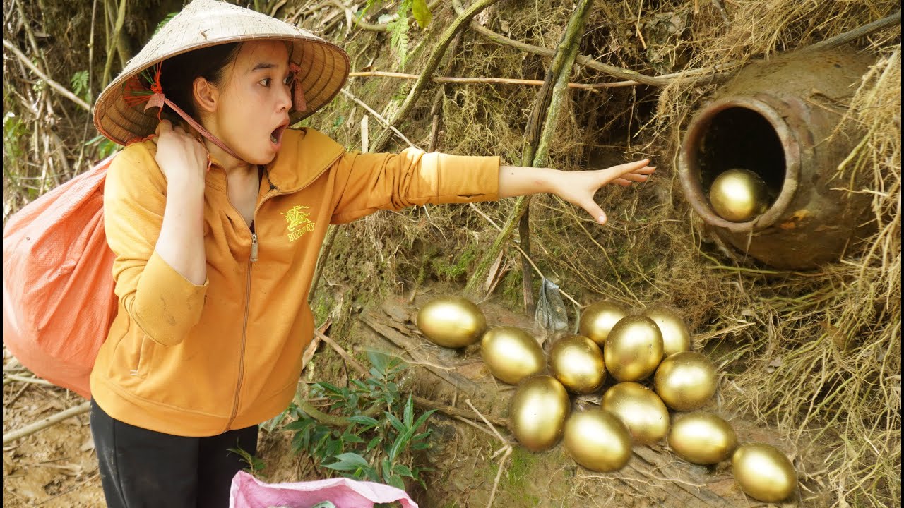 Poor girl collecting scrap metal discovers ancient treasure in jar ...