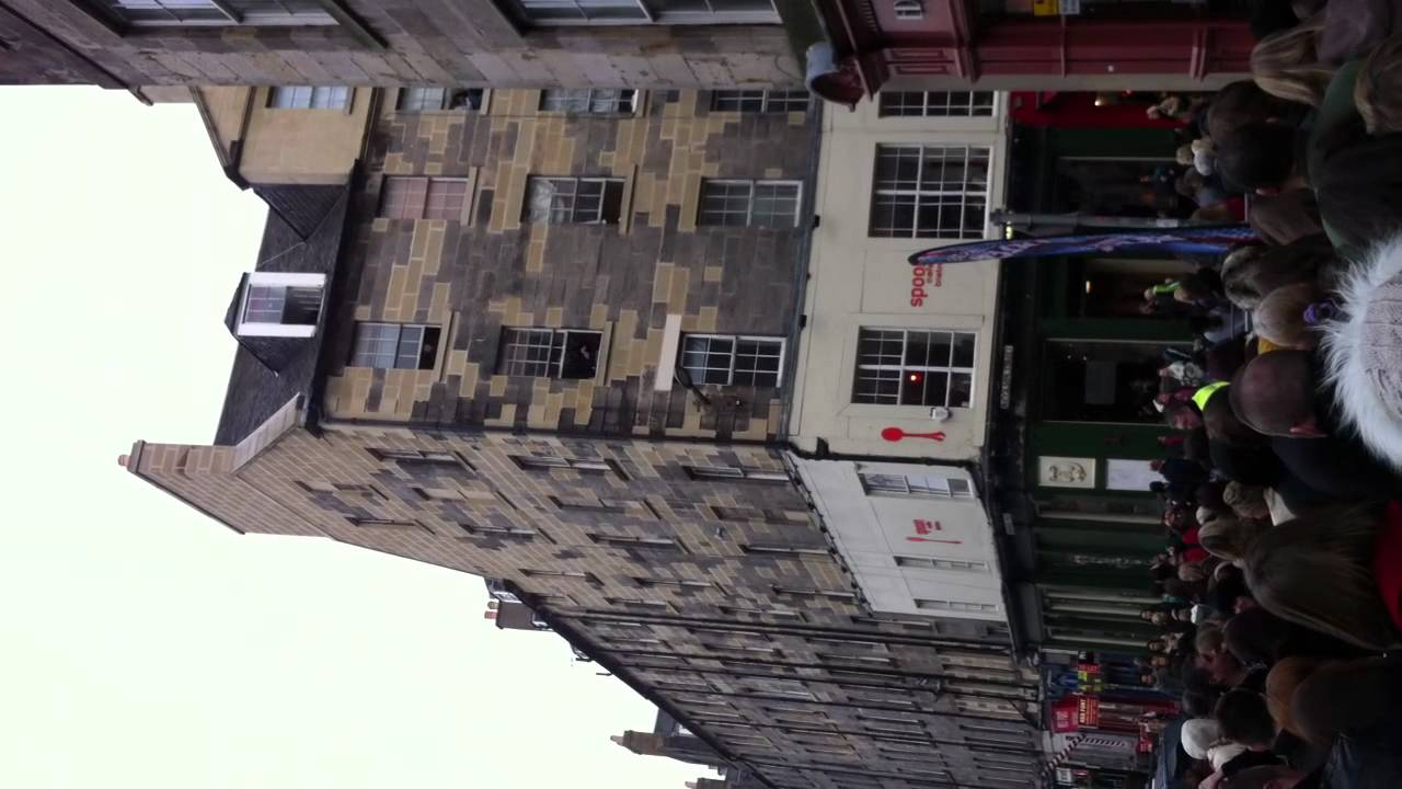 Mob Sing "Flower of Scotland" in Edinburgh City to the bagpipes YouTube