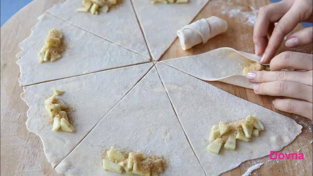 Закрутить круассан. Из слоёного теста без начинки. Круассаны из дрожжевого теста. Раскатка для круассанов. Как крутить из слоеного теста.