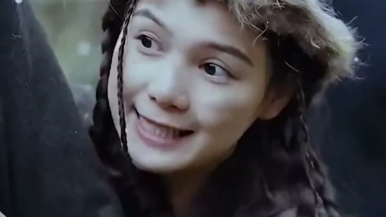 رجل أعمال غني بيتبنى فتاة مجنونة لتكون أختو وبتعيش بمنزله لكن يقع بحبها ويصبح مهووس فيها وبحبسها.