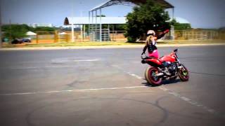 Indy Munoz stunt girl Mulher de moto manobras