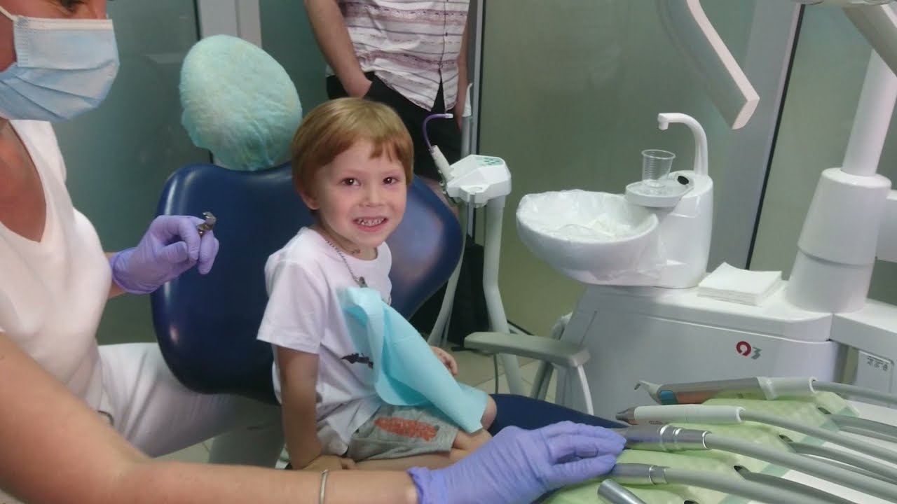 Макар лікує зуби з посмішкою у супер стоматолога. Відео яке допоможе дітям не боятися лікувати зуби.