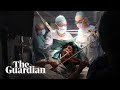 Mulher toca violino durante cirurgia no cérebro; assista