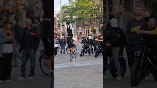 Street performance  op de Dam in Amsterdam #streetperformer #amsterdam #tourism #fun #entertainment