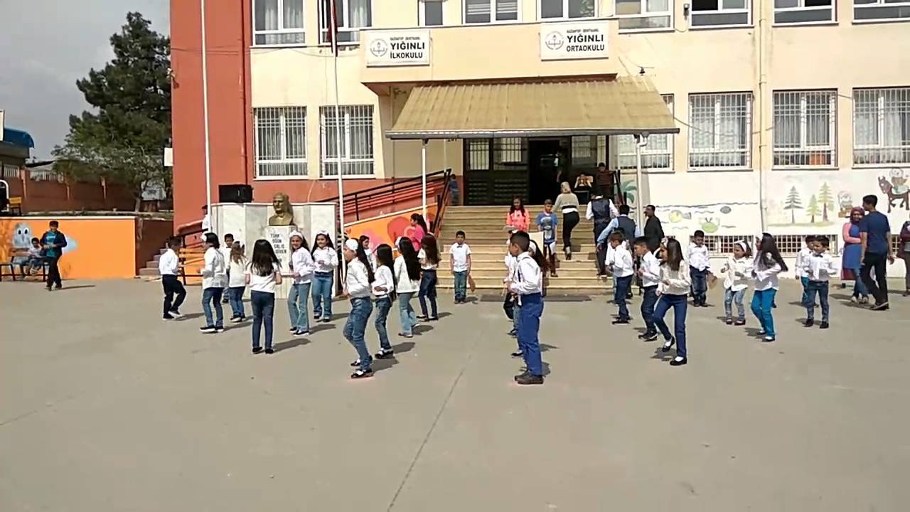 Yığınlı ilkokulu 2. Sınıf 23 Nisan gösterisi sev kardeşim