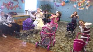 Танец на 8 марта с колясками