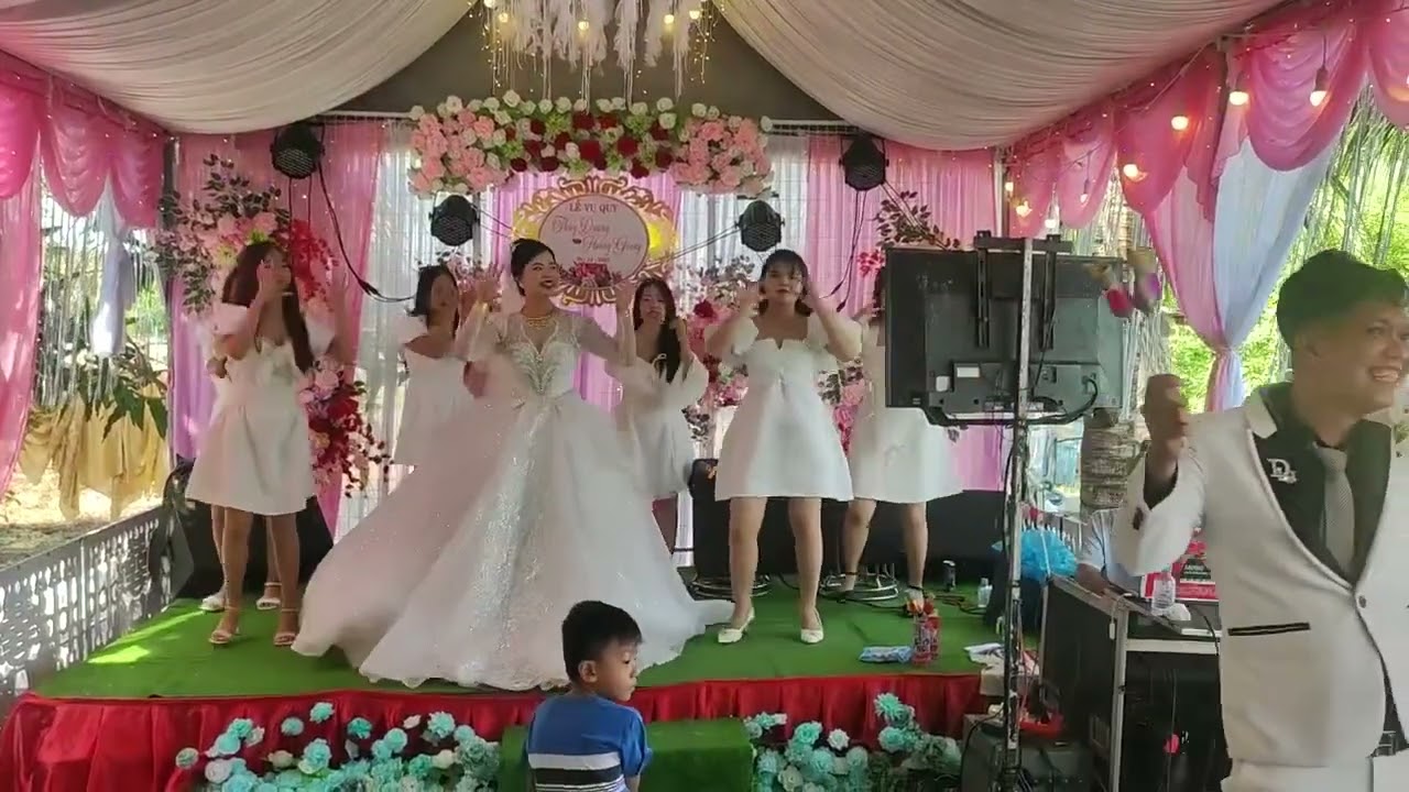 Chỉ có thể là sĩ cả đời với chiếc video đám cưới này