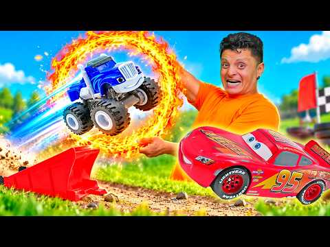 Hora de jugar: pista de carreras para los coches de juguete Rayo McQueen y Crusher