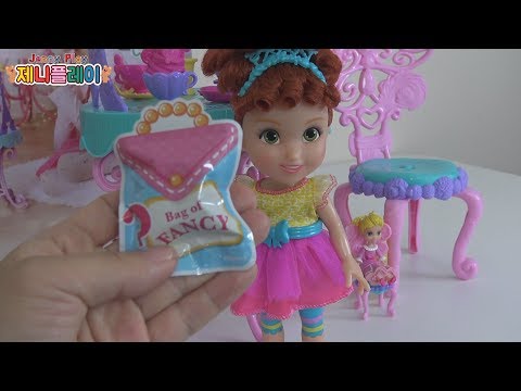 Jenny play Disney Fancy Nancy Fancy Friends Bistro <strong>Set</strong> with <strong>doll</strong>
