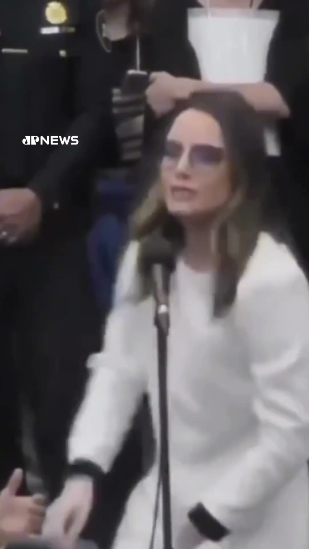 Posse em SP tem confusão após vereadora exaltar Bolsonaro durante juramento #shorts