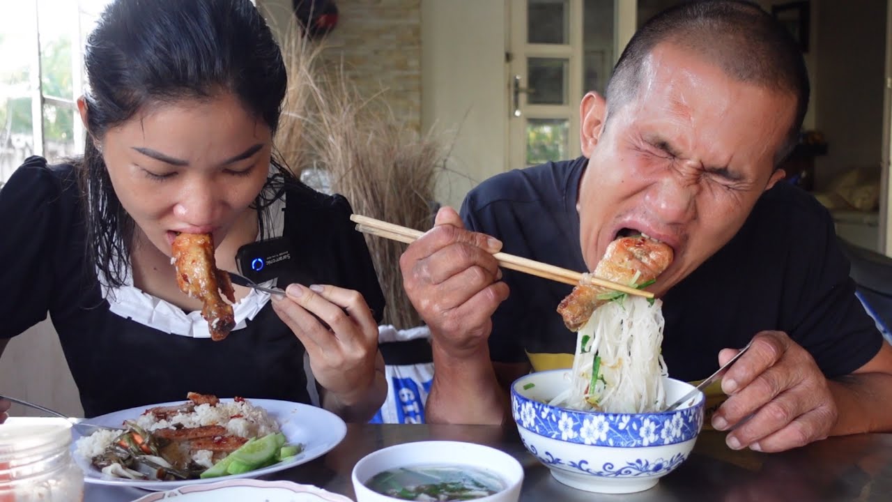 Thử ăn hủ tiếu đùi gà chiên nước mắm  và cái kết