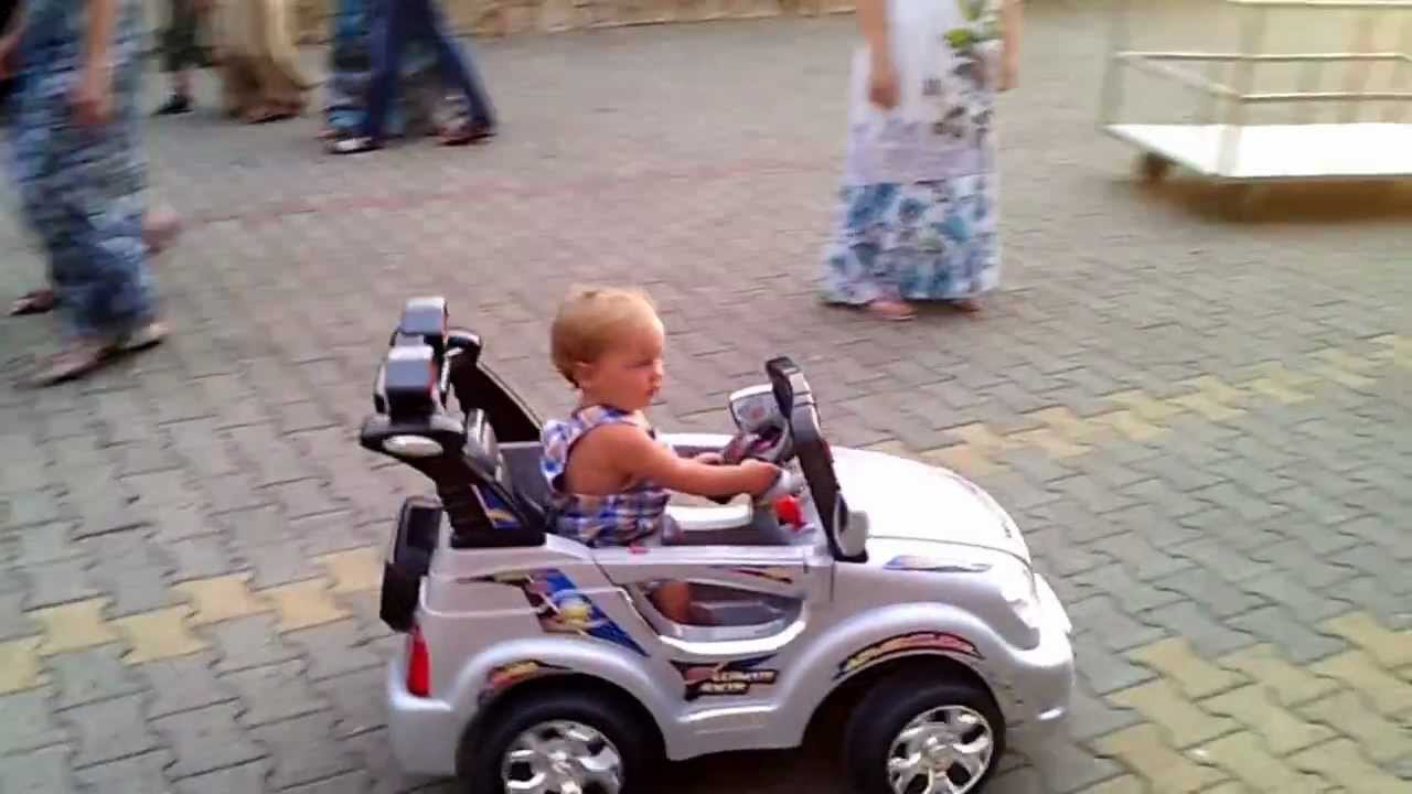 malysh 1 god kataetsya na mashine youtube