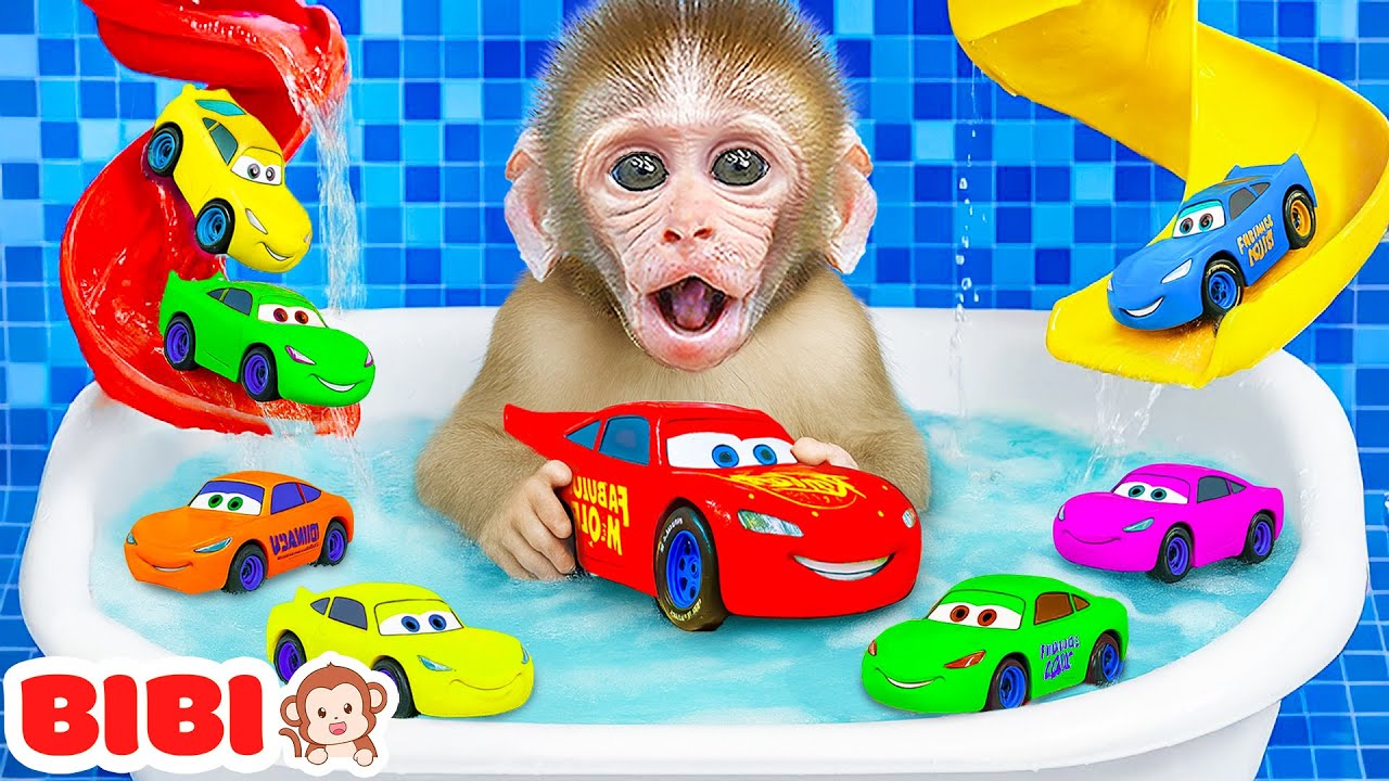 Mono Bibi se Baña en la Bañera de Burbujas con el Coche Monstruo y el Cachorro | MONO BIBI ESP