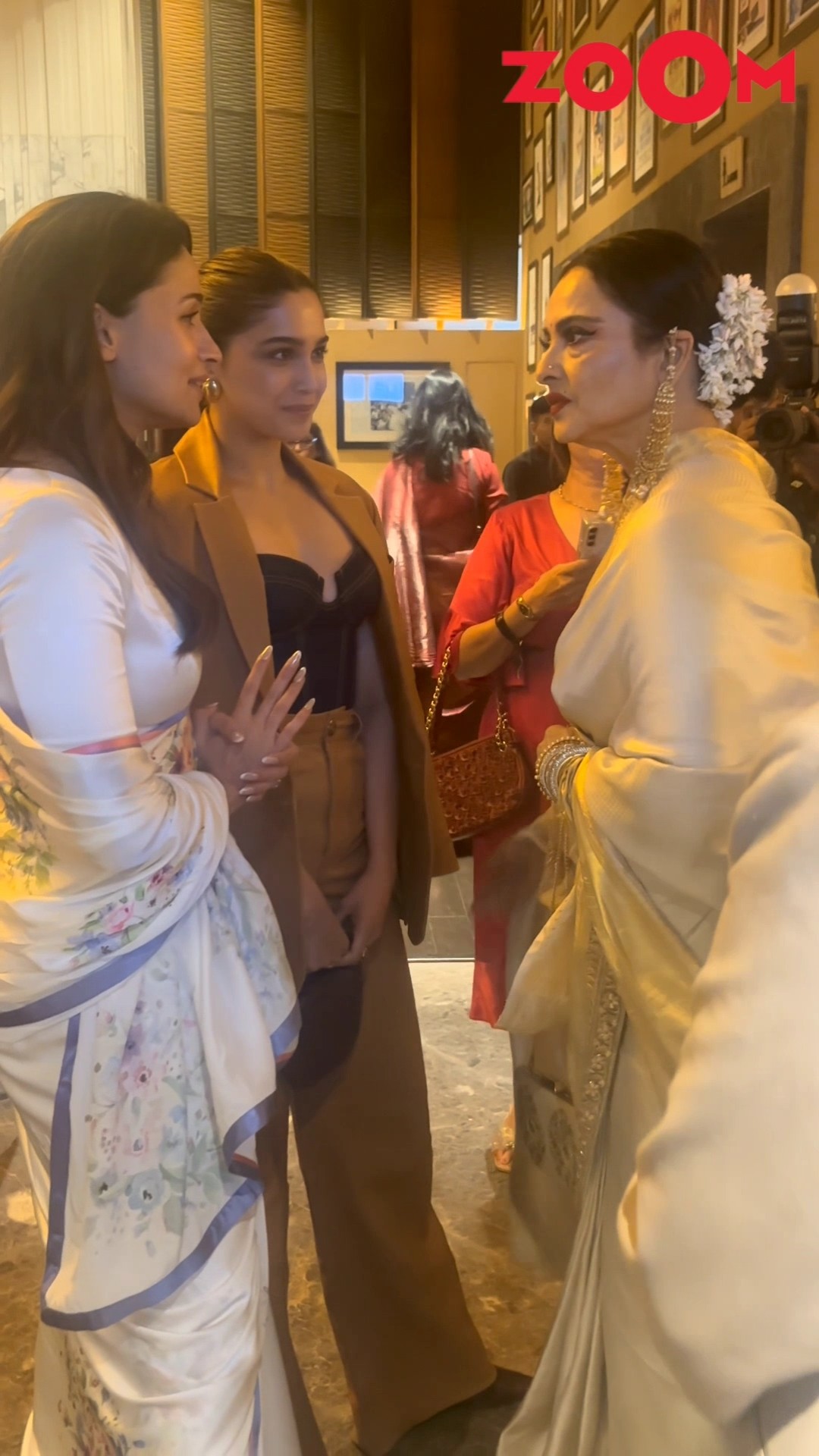 Rekha's FUN banter with Alia Bhatt \u0026 Sharwari Wagh at 100 years of Raj Kapoor celebration ? #shorts