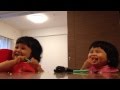 双子のご機嫌な食卓 1歳1ヶ月 食後はニコニコ [双子赤ちゃんモデル]