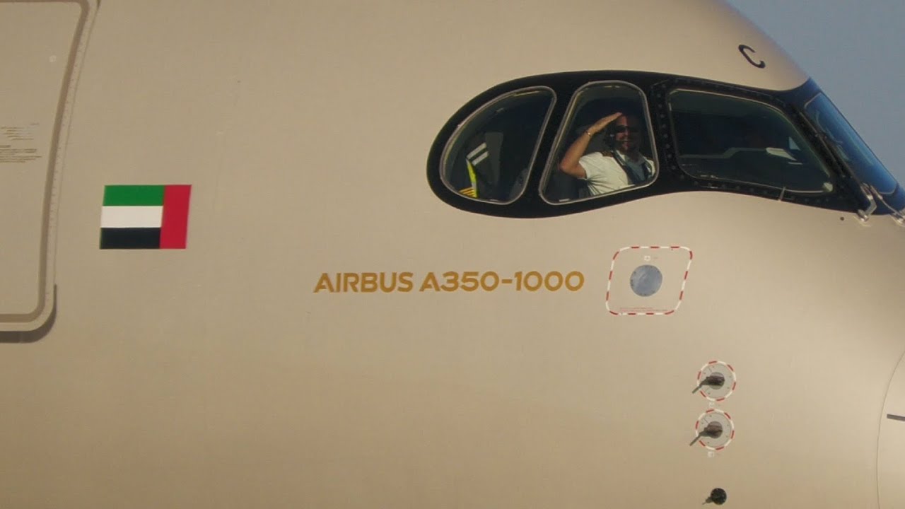 Ethiad Co-Pilot #salutes To Spotters Being Out There At -15⁰C At Toronto YYZ #video