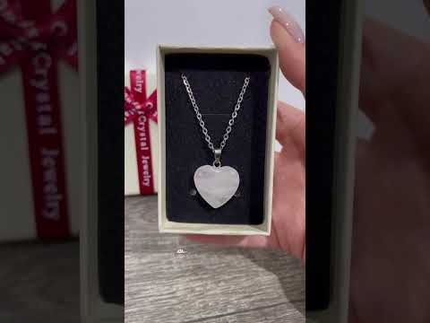 Кулон з натуральним каменем Рожевий кварц у формі серця в подарунковій коробочці, видео 2