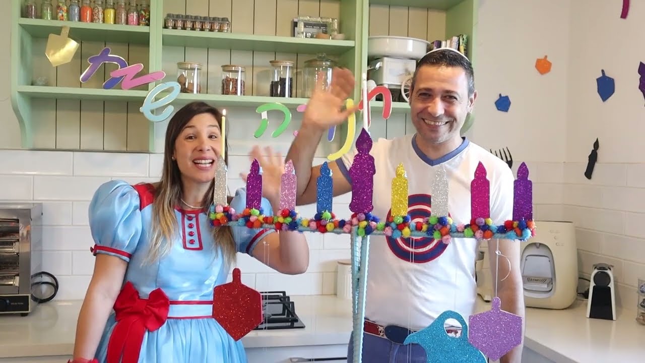 ללוש ושלגלון מדליקים נר חנוכה ראשון