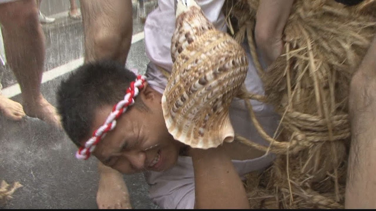 お祭り　イベント　お遍路　密教　お寺 ほら貝　法螺貝　和太鼓　山伏　魔除け 奇祭「水止舞」に歓声 わらに巻かれた男性に水 - YouTube