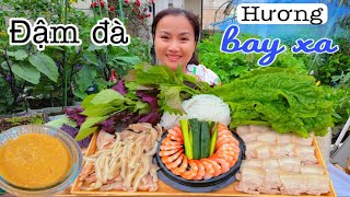 Hàng xóm nghe mùi chạy 8m với mâm nhẫn tôm, tai heo, ba chỉ gói rau chấm mắm nêm ăn giữa vườn