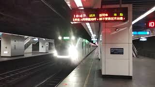 4017次區間快車EMU900型松山站進站+出站 交會1158次區間車EMU900型松山站進站+出站