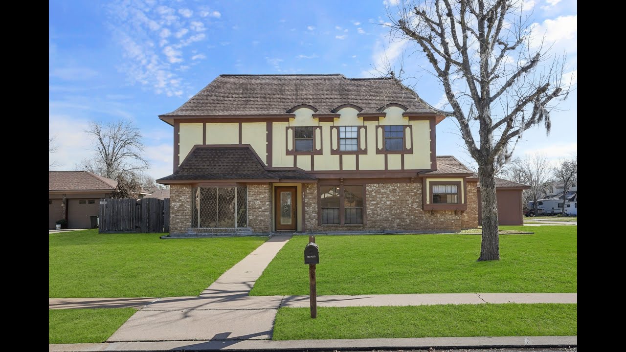 Impeccably maintained 2story home for sale on112 Frostwood Drive, Lake