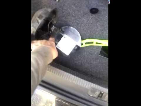 Как снять лючок бензобака в Volkswagen Polo 2000 год YouTube