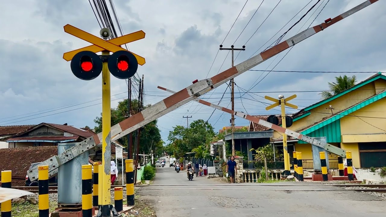 Perlintasan Kereta Api Cinunuk Garut, Jawa Barat