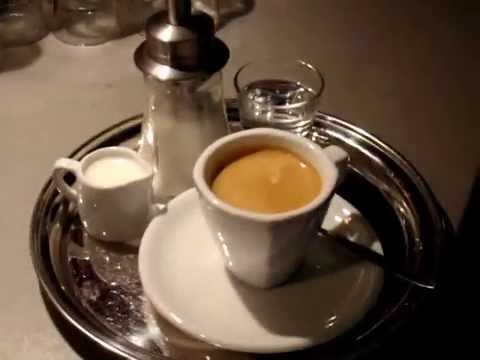 Video: Espresso A Holič S Tromi Sedadlami: Kombinácia Strihu A Kávy