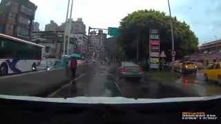 1040325 下雨天在馬路中玩水