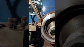 ガチガチにハブにくっついたディスクを外す時、サービスホールが無かったり使えそうにない時は同伴マーで叩いてあげよう！　#mechanic #brakeservice