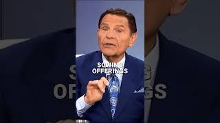 Kenneth Copeland Shaking People Down During Covid
Support the Show: Patreon.com/PreacherBoys
✖️✖️✖️
If you or someone you know has experienced abuse, visit courage365.org/need-help
✖️✖️✖️
CONNECT WITH THE SHOW:
preacherboyspodcast.com
https://www.youtube.com/@PreacherBoys
https://www.facebook.com/preacherboysdoc/
https://twitter.com/preacherboysdoc
https://www.instagram.com/preacherboyspod
https://www.tiktok.com/@preacherboyspod
To connect with a community that shares the Preacher Boys Podcasts mission to expose abuse in the IFB, join the OFFICIAL Preacher Boys Facebook Group: https://www.facebook.com/groups/1403898676438188/
✖️✖️✖️
The content presented in this video is for informational and educational purposes only. All individuals and entities discussed are presumed innocent until proven guilty through due legal process. The views and opinions expressed are those of the speakers.
✖️✖️✖️
Music by Lou Ridley — “Bible Belt” | Used with permission under license. Kenneth Copeland Shaking People Down During Covid