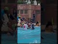 New York, Mamdani inaugura la stagione delle piscine all'aperto: il tuffo in giacca e cravatta