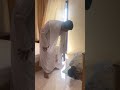 شاهد ماذا فعل هذا الشاب في اخوه وهو يصلي 