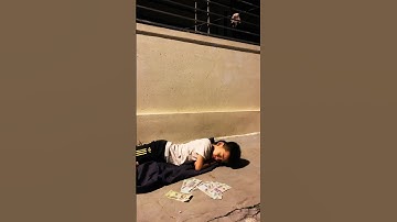 Cậu bé tốt bụng bất ngờ nhận được rất nhiều tiền💵💰💸🤑#shorts